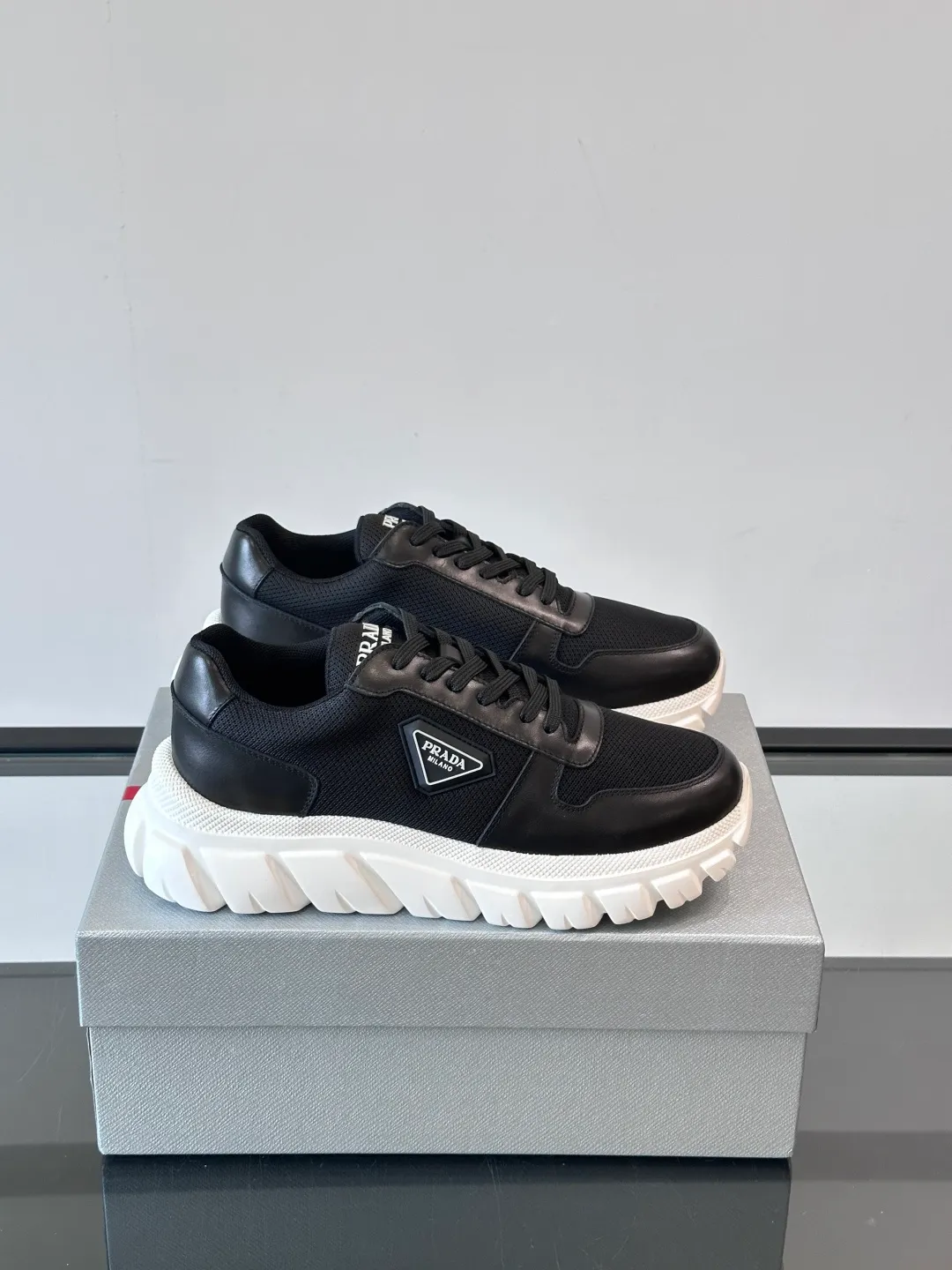 p440 "PRAD＊" men's new soft leather casual sneakers. This sneaker is made of Napa cowhide. The leather is soft and delicate, with a natural texture, which improves breathability. The rubber triangle logo on the outside embellishes the shoe body. The tongue and heel are decorated with brand letter logo details. Ultra-lightweight 6cm concave and convex rubber thick sole with PRADA letter logo on the side and cowhide lining. It feels comfortable on the foot and is exquisite and versatile! Size: 38-44 (45.46 customized)